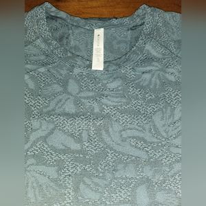 Athleta Women’s XL Ethereal Bloom Short Sleeve Momentum Tee